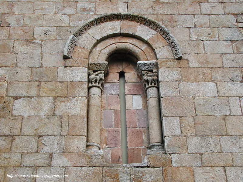 VENTANAL EN MURO SUR DE LA CABECERA DE LA NAVE